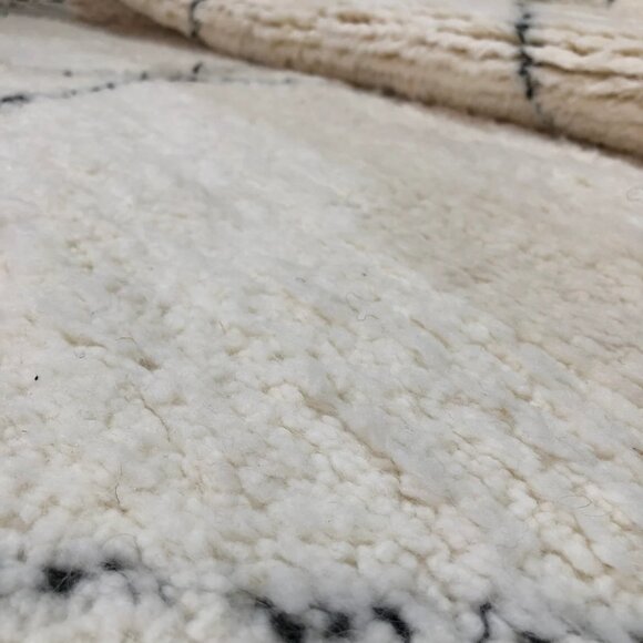 Beautiful Beni Ourain Handwoven Rug 8'.2"x5'.2" -Pure Wool Carpet- Free delivery - Picture 2 of 6